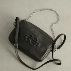 イア　パピヨネ　エンボスショルダーバッグ