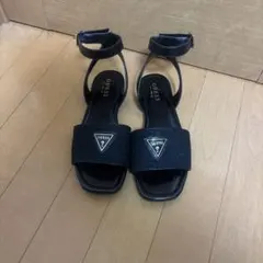 GUESS ブラック ストラップサンダルのサムネイル