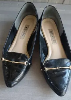 Diana エナメルブラック ポインテッドトゥ ローファー