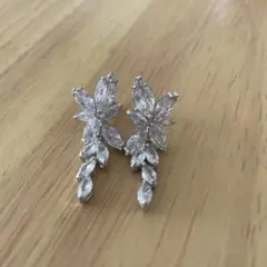 花の形状 クリスタルピアス 貝殻パールピアス