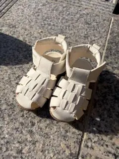 ホワイト ベビーサンダル 編み込みデザイン　13センチ