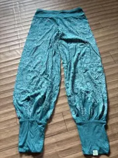 tejas.テジャス.ターコイズ色 幾何学模様 ヨガパンツ.フリーサイズ