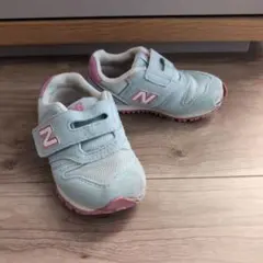 New Balance 水色 スニーカー　穴あり