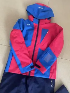 phenix(フェニックス)スキーウェア 子ども用 上着は赤青、パンツは紺色