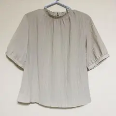 ベージュ フリルネック 半袖ブラウス　M