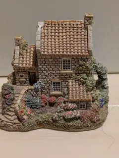 石造りの家の置物