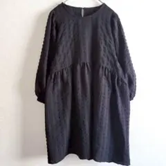 アルマデザイン　ジャガードぺプラムチュニック　裾絞り　袖広め　後ろボタン　黒　M