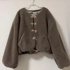 モイテュット　ボアブルゾン　チャイナボタンノーカラーボアブルゾン　ブラウン