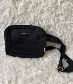人気完売品　CLANE クラネペタル リミットバック　ショルダーサコッシュ 黒のサムネイル