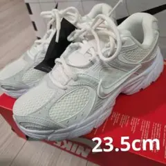 匿名発送　大人気Nike ホワイト スニーカー　W NIKE V5 RNR