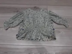 淡い緑色と青の花柄シャツ