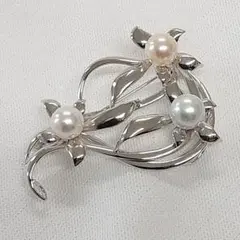新品　あこや真珠　３珠付き　３色　シルバー　ブローチ