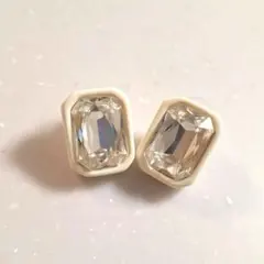白ストーンピアスのサムネイル