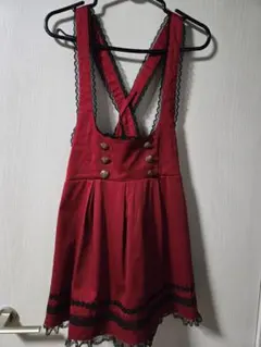 赤いストラップ付きミニスカート