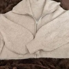 ベージュ ニットセーター ジッパー付き ハイネック