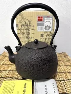 未使用品、供箱、栞、タグ付　南部天正堂作２０型コシキアラレ　南部鉄瓶　南部鉄器 未使用品、供箱、栞、タグ付 南部天正堂作20型コシキアラレ 南部鉄瓶