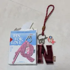 イニシャルラブブ　Nの文字とキャラクターのキーホルダー