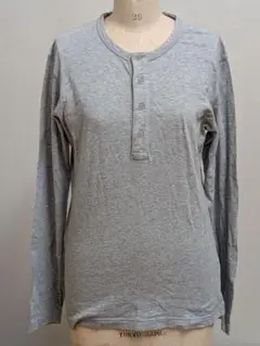 UNIQLO グレー 長袖 ヘンリーネック Tシャツ　（未使用に近い）