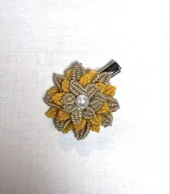 刺繍ブローチ　花　立体　ベージュとイエロー　クリップ付き　　ハンドメイド