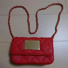 赤いキルティングショルダーバッグ