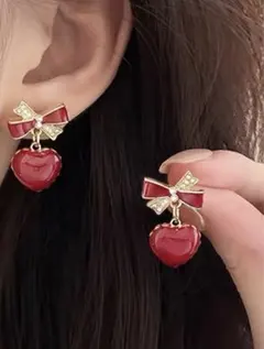 赤いハート型ピアス リボンに繊細なパール付いてます