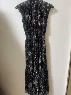 SNIDELスナイデルSustainableフリルプリントワンピースBLACK