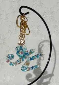 イニシャルK☆青いお花いっぱいチャーム☆ドライフラワーアルファベット筆記体