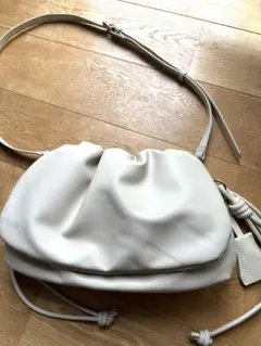 ホワイト ショルダーバッグ ギャザーデザインのサムネイル