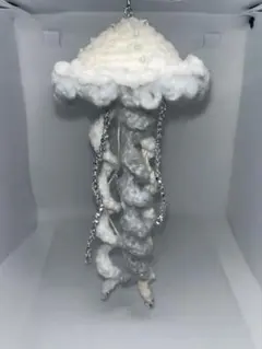 ハンドメイド編み物 クラゲキーホルダー ホワイト ゆめかわ 20cm