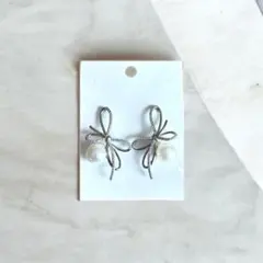 リボン型　シルバー　パールピアス