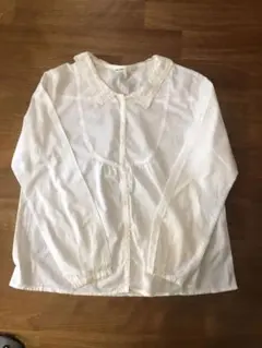 綿素材の長袖襟付きブラウス