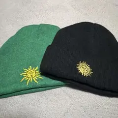 グリーン　ブラック　太陽の刺繍　ビーニー