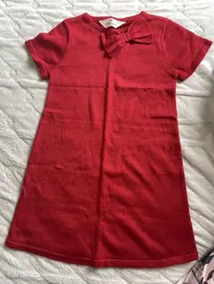 赤いリボン付き半袖ワンピース