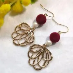 ハンドメイドピアス　3142　　　　フロッキービーズと透かしチャーム