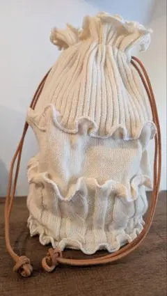 クリーム色 フリル付きニット巾着バッグ