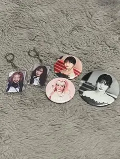 TWICEキーホルダー 2点 &モモ缶バッチ3つセット