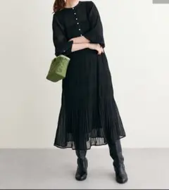 natural couture マジョリカプリーツパール釦ワンピース　ブラック