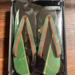 緑と黒のストライプ草履