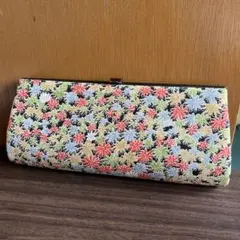 可愛い花柄クラッチバッグ