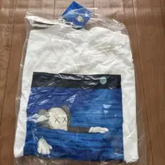 新品タグ付きユニクロ　カウズTシャツ Sサイズのサムネイル
