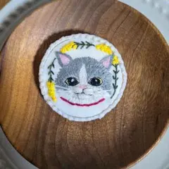 ネコとミモザのブローチ✩.*˚クルミボタン