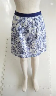 青と白のタイトひざ丈スカート