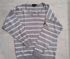グレーとホワイトのストライプ Vネックニット　XL