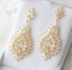 エレガントなゴールドトーンイヤリング