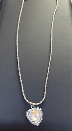 ハート型クリスタルペンダントネックレス