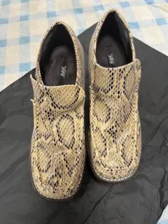 R&Eのパイソン柄　厚底ヒール