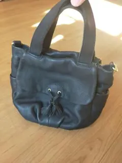 黒 レザー ショルダーバッグ タッセル付き beaure