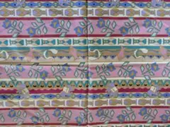 カラフルな幾何学模様の綿生地