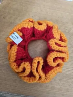 フリルデザイン ニットシュシュ 赤オレンジ