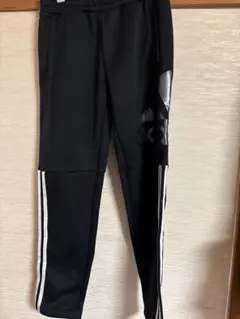 adidas 黒 ロングパンツ シルバーロゴ　150